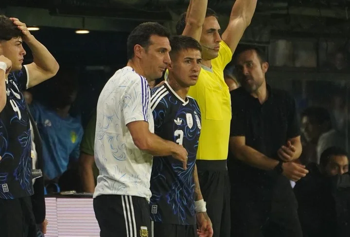 Lionel Scaloni le da indicaciones a Gabriel Rojas antes de su ingreso ante Mauritania; a su lado, Agustín Giay aguarda su turno - g
