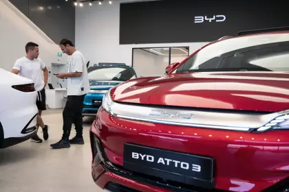 Las ganancias de BYD cayeron por primera vez en cuatro años y despide empleados