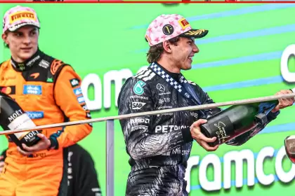 Antonelli sostiene un espumante sin alcohol en el podio de Suzuka, a diferencia de la tradicional de Moët que lleva Piastri