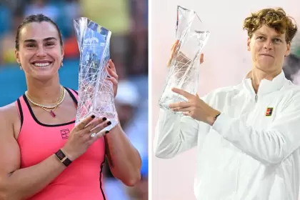 Aryna Sabalenka y Jannik Sinner posando con el trofeo tras consagrarse campeones del Abierto de Miami