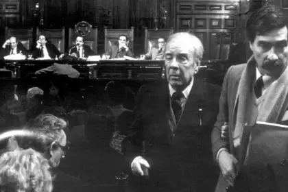 Jorge Luis Borges en la sala de audiencias de la Cámara Federal, durante la histórica jornada del juicio a los excomandantes.
