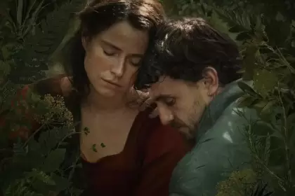 Jessie Buckley y Paul Mescal en los roles de Agnes y William Shakespeare.