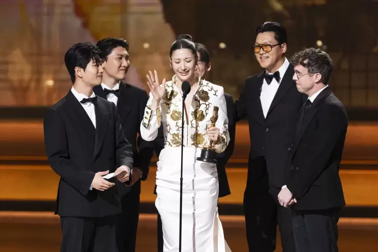 Yu Han Lee, Joong Gyu Kwak, Ejae, Jeong Hoon Seo y Mark Sonnenblick en la ceremonia de los Oscars
