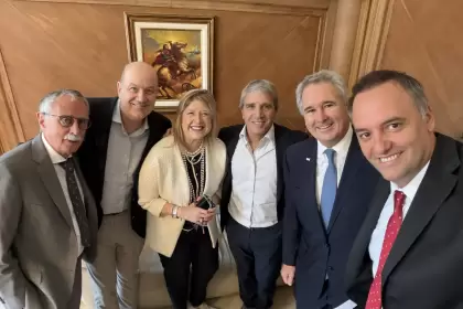 Adorni junto a Lugones (Salud), Sturzenegger (Desregulación), Monteoliva (Seguridad), Caputo (Economía) y Quirno (Cancillería)