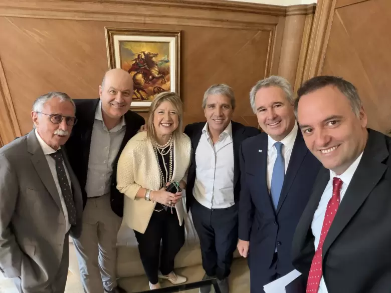 Adorni junto a Lugones (Salud), Sturzenegger (Desregulación), Monteoliva (Seguridad), Caputo (Economía) y Quirno (Cancillería)