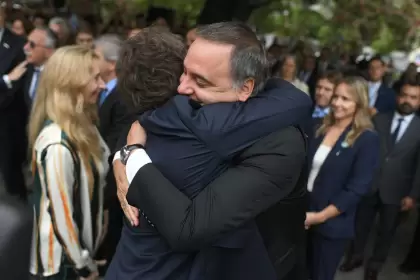 El abrazo entre Milei y Adorni.