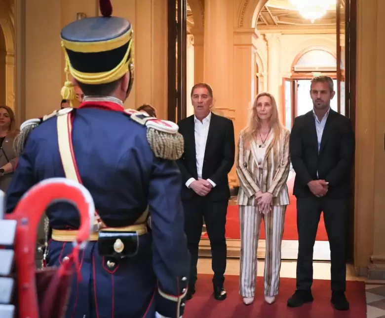 Cumpleaños de la hermanísima: Fanfarria Militar "Alto Perú", del Regimiento de Granaderos a Caballo, Casa Rosada, temas del grupo ABBA. No tienen lími