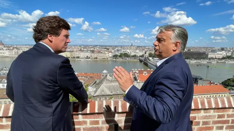 Orban y Carlson, una imagen similar a la de Milei.
