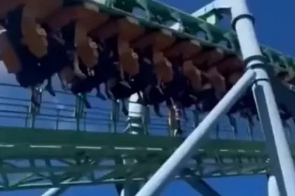 FALLÓ UNA MONTAÑA RUSA EN EL PARQUE DE LA COSTA: quedaron colgados 20 minutos