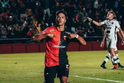 lago se convirtió en el primer futbolista profesional argentino en actividad en presentar públicamente a su novio