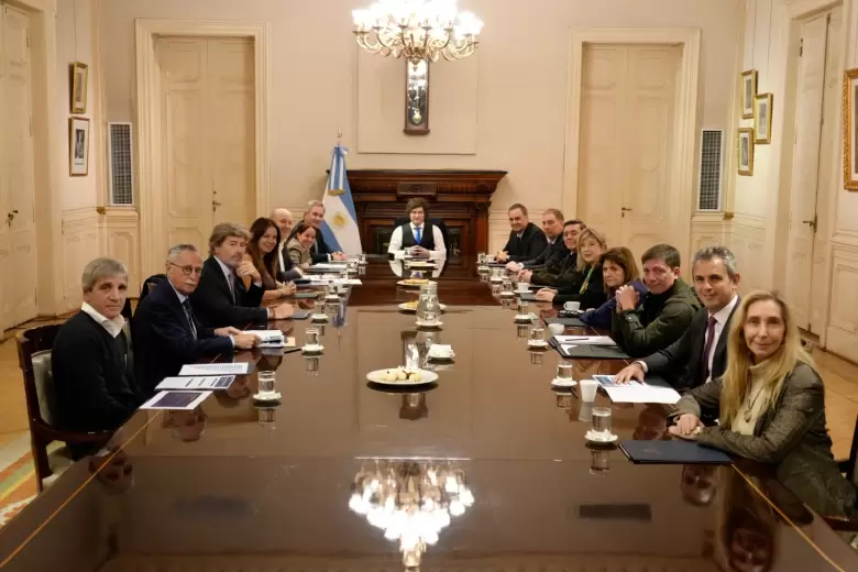Javier Milei encabezó una reunión de gabinete: asistieron Karina Milei, Santiago Caputo, Martín Menem y Patricia Bullrich, además de los ministros