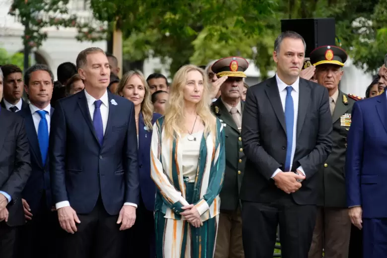 Diego Santilli, Karina Milei y Manuel Adorni, en el acto por el aniversario de Malvinas