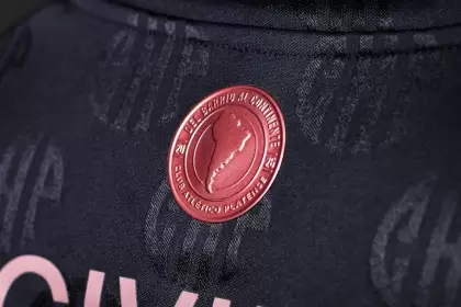 La parte de atrás de la nueva camiseta de Platense.
