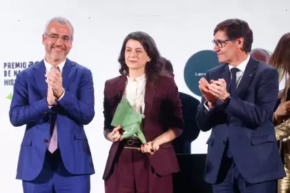 De Buenos Aires al premio millonario: quién es la escritora que hizo historia
