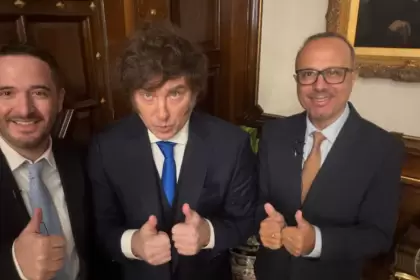 Javier Milei junto a Antonio Aracre y Ramiro Castiñeira en la TV Pública
