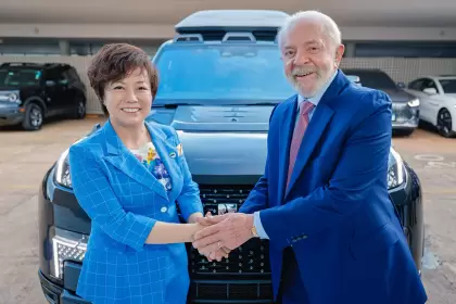 La vice presidenta de BYD Stella Li junto al presidente de Brasil, Lula da Silva.