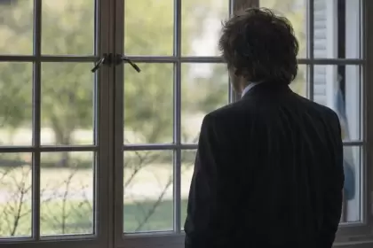 Javier Milei, mirando por la ventana de Olivos. Imagen hecha con IA.