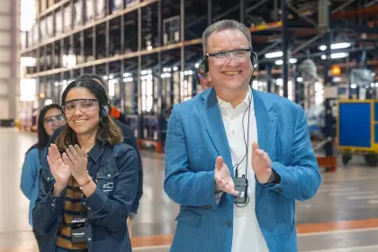 Thomas Owsianski aplaude tras su recorrida por la planta argentina.