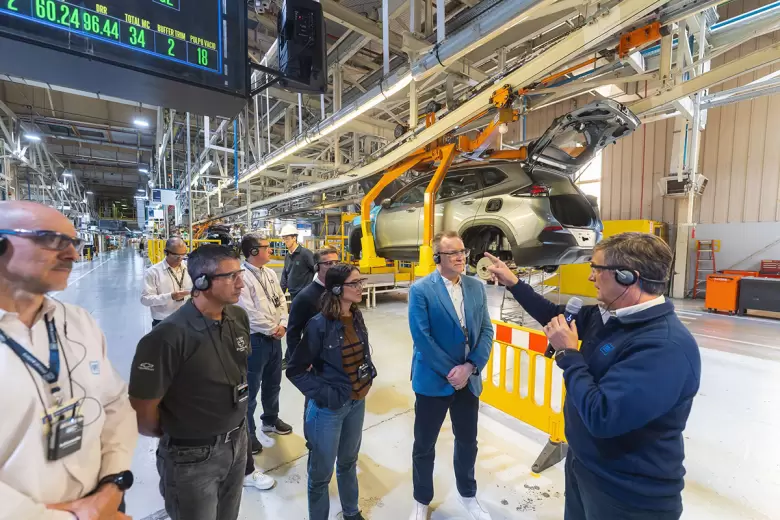 Owsianski, flamantePresidente y Director General de GM, vio cómo se fabrica la Tracker en la planta local.
