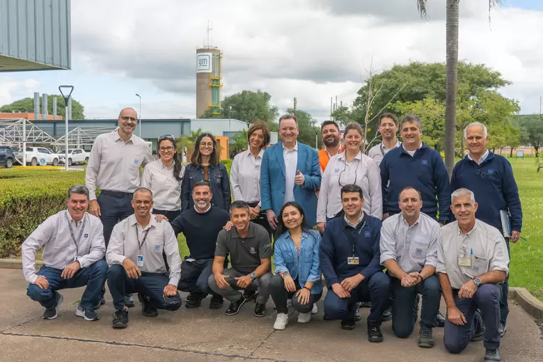 El ejecutivo alemán posó con colegas de GM Argentina y responsables de la planta rosarina.