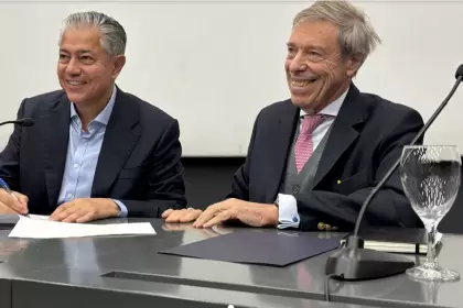 Rolando Figueroa y Carlos Ormachea en la firma del acuerdo