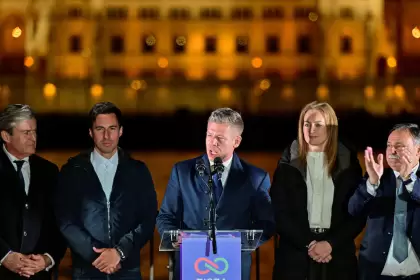 Péter Magyar celebra su victoria ante miles de simpatizantes.