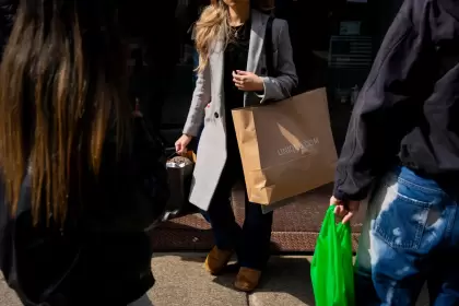 El salto del 21,2 % en el precio de la nafta durante marzo disparó la inflación a niveles récord y profundizó el pesimismo de los consumidores.