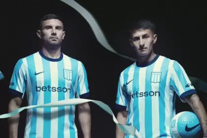 Adrián "Maravilla" Martínez y Gabriel Rojas posan con la nueva camiseta de Racing diseñada por Nike. (Foto: Prensa Racing)
