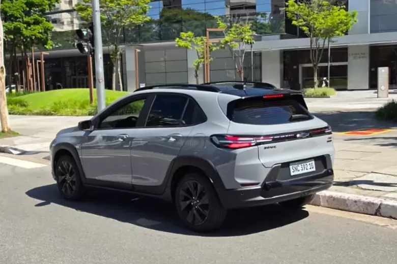 Desarrollado sobre la plataforma Onix, tiene silueta de crossover y promete darle pelea al VW Tera.