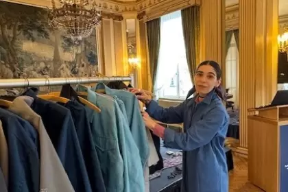 Flor Dacal llevó su apuesta por la sastrería sostenible y la moda hecha a partir de materiales recuperados
