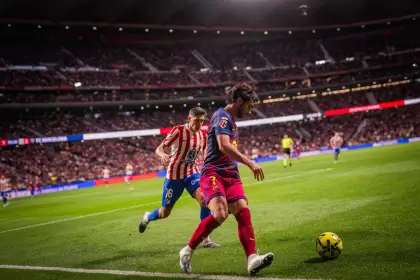 Nahuel Molina presionando a Ferran Torres en el último partido entre Atlético de Madrid y Barcelona.