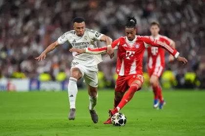 Kylian Mbappé disputando la pelota con Michael Olise en el último partido entre Real Madrid y Bayern Múnich