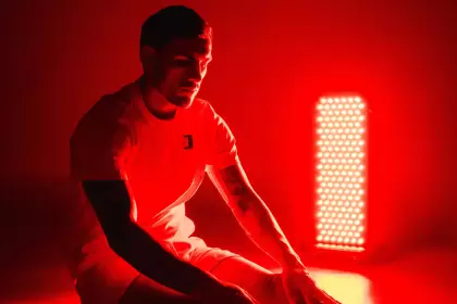 Leandro Paredes con uno de los dispositivos creados por Boss Recovery