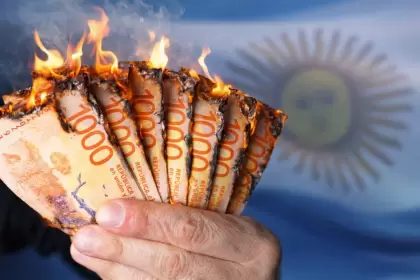 1° acto (2025): desajuste del gasto; 2° acto (1°T de 2026): caída de recursos; 3° acto (abril de 2026): pedido de adelanto