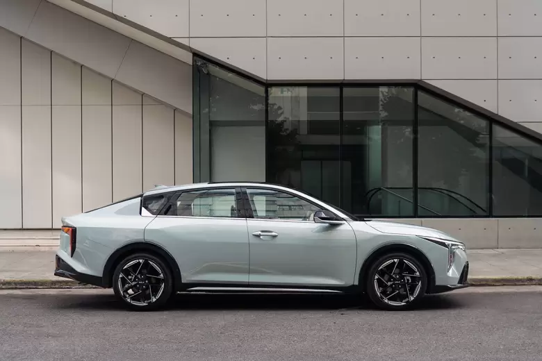 El Kia K4 mide 4.71 m de largo y tiene un baúl de 508 litros de capacidad.