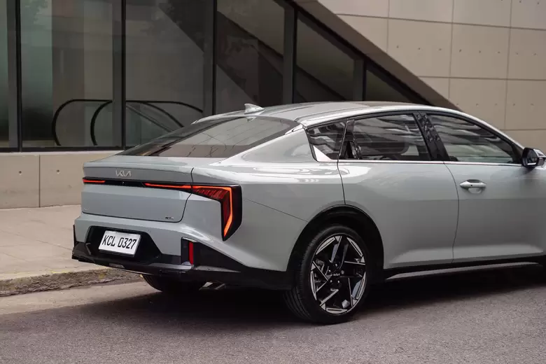 La versión sedán se lanza ahora y la hatchback lo hará en julio, aproximadamente.