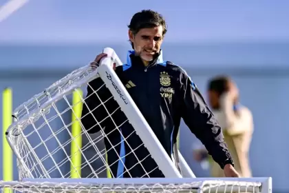 En el centro de la acción: Roberto Ayala durante una de las prácticas de la Selección Argentina.