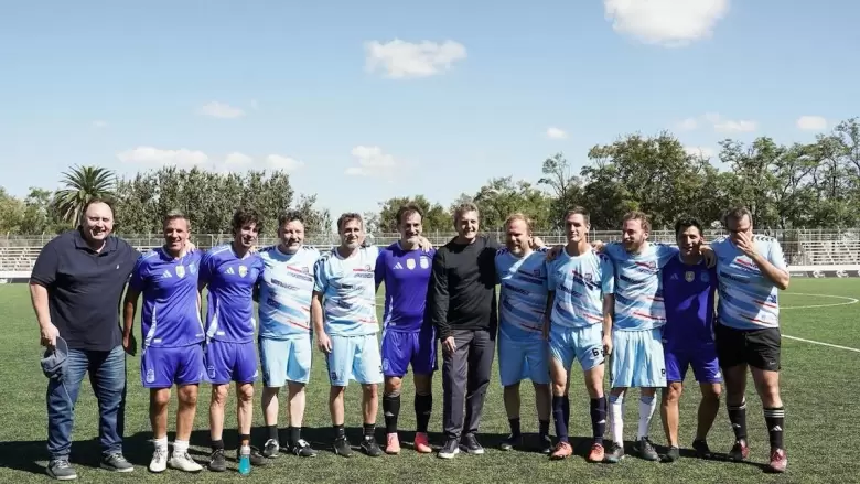 Los jugadores del partido de fútbol del que Massa fue "DT"