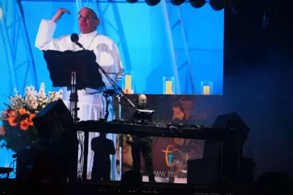 Un sacerdote mezclando música electrónica en Plaza de Mayo