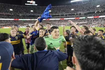 Boca festejó en el medio del campo del Monumental tras la victoria por 1-0. (@BocaJrsOficial)