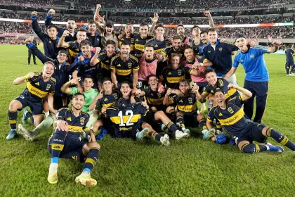 La alegría de los jugadores de Boca luego de ganarle a River en el Monumental. (@BocaJrsOficial)