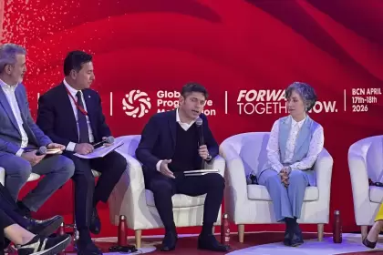 Axel Kicillof junto al alcalde de Barcelona y lideres del progresismo gobal.