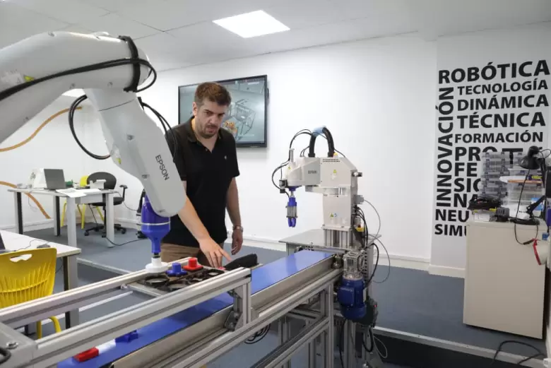 El Centro de Simulación de vanguardia donde jóvenes y adultos se reinventan y aprenden gratis