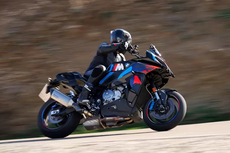 La BMW M 1000 XR entrega una potencia de 201 hp y 113 Nm de torque.