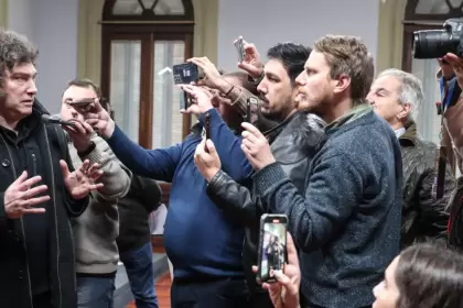 Inédito: El Gobierno suspendió las acreditaciones en Casa Rosada y denunció penalmente a periodistas.