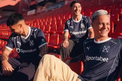 Juan Manuel Fedorco, Santiago Montiel y Matías Abaldo con la nueva camiseta de Independiente.