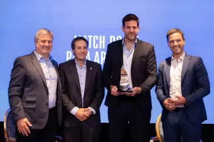 Del Potro junto a directivos del grupo durante el lanzamiento de la campaña en el Hotel Alvear. (Foto: Prensa SanCor Salud)