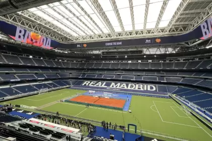 Vista desde la tribuna: la cancha de tenis que tendrá el Bernabéu durante el Masters 1000 de Madrid