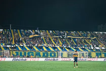 La hinchada de Boca dio el presente en Varela para alentar al equipo en la goleada ante Defensa.