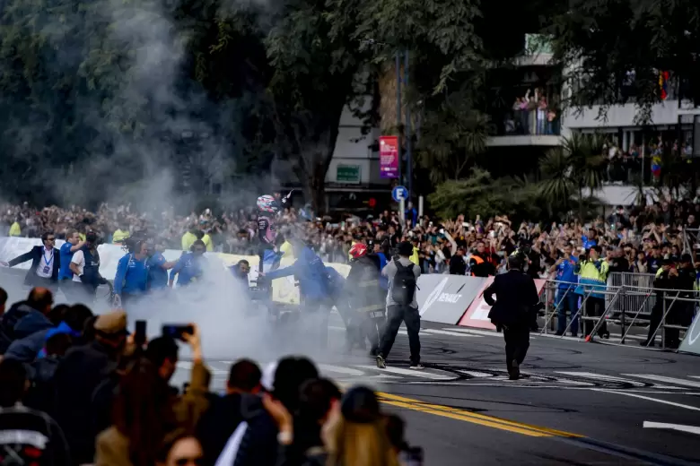 Franco Colapinto saludó a la multitud luego de que saliera fuego del Lotus E20